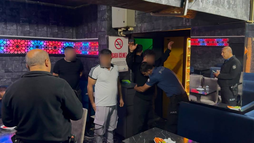 Fuhuş operasyonu: 26 kişi yakalandı, suç makinesi çıktılar! 1